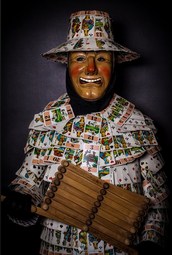 Kartennarro-Figur mit Spielkarten-Häs und Streckschere