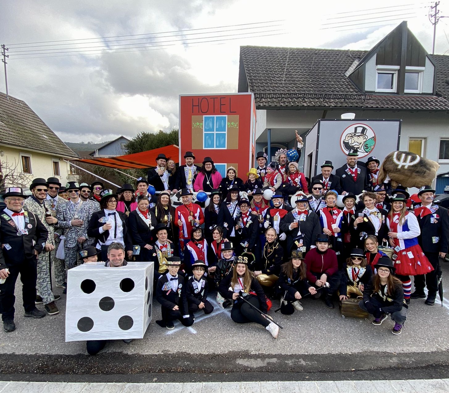 Gruppenbild der Fasendsgemeinschaft Klein Paris beim Umzug