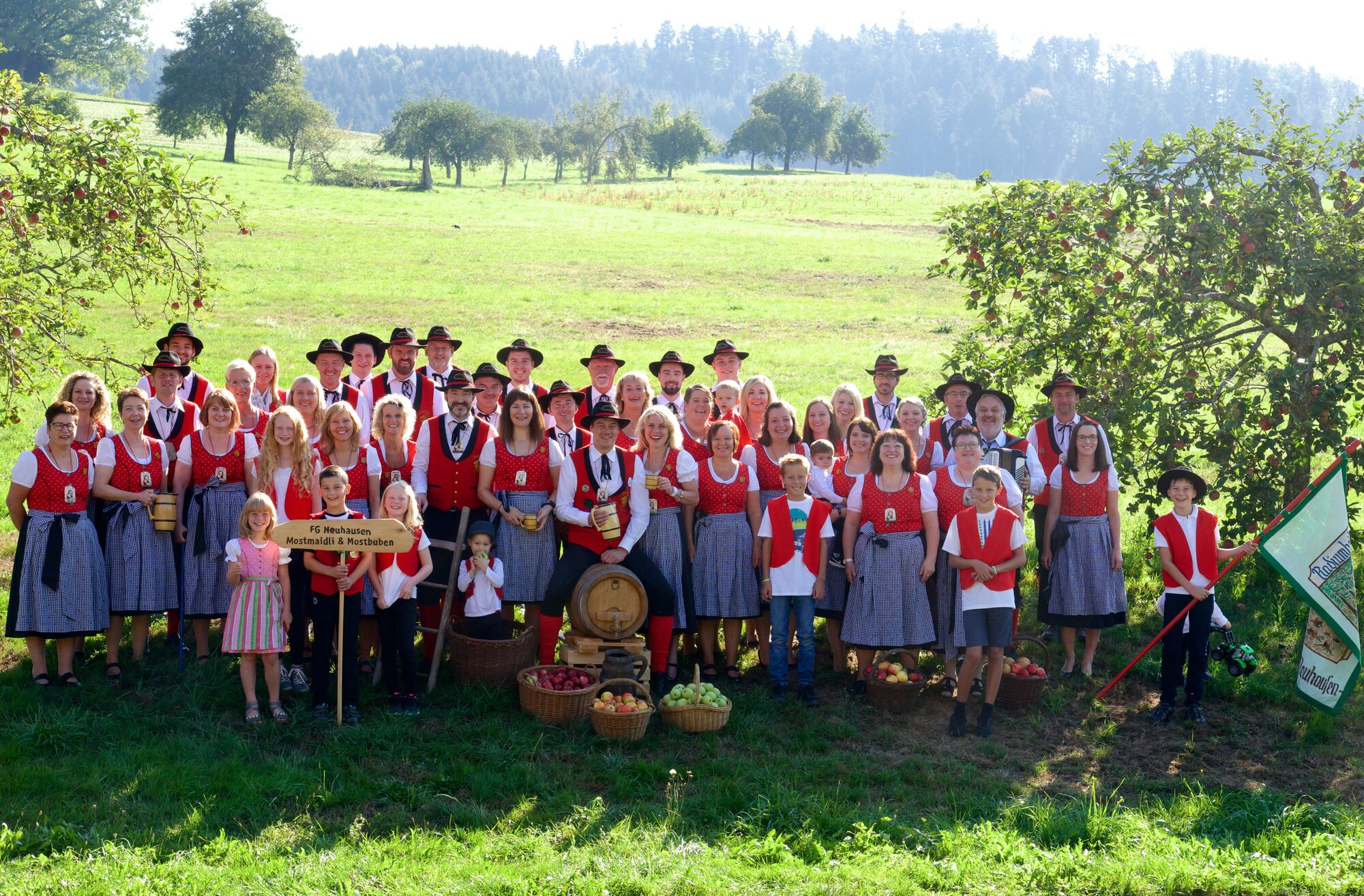 Gruppenbild der Fasendgemeinschaft Neuhausen beim Mostfest
