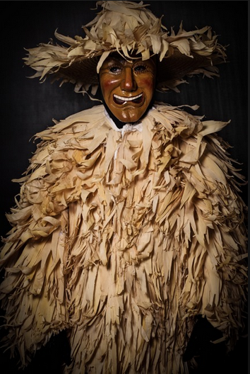 Welschkorn-Figur im Häs aus Maisblättern